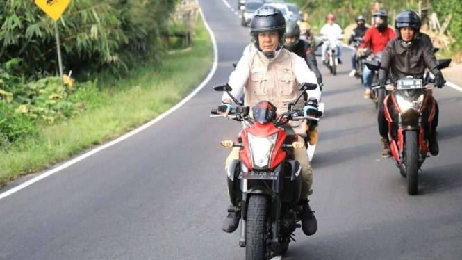 Gubernur Jawa Tengah Ganjar Pranowo naik motor mengecek jalur mudik