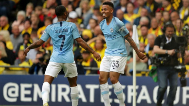 Dua pemain Manchester City, Raheem Sterling dan Gabriel Jesus, merayakan gol