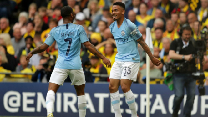 Dua pemain Manchester City, Raheem Sterling dan Gabriel Jesus, merayakan gol