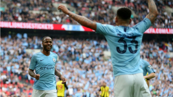 Raheem Sterling dan Gabriel Jesus merayakan gol Manchester City