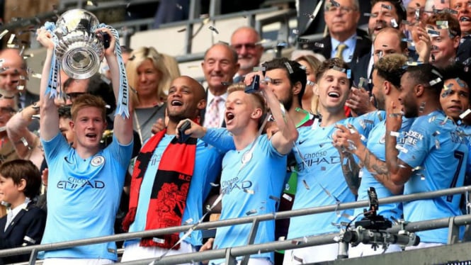 Skuat Manchester City merayakan gelar juara Piala FA