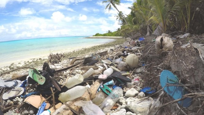 Pulau Cocos dipenuhi tumpukan sandal bekas. - Silke Stuckenbrock