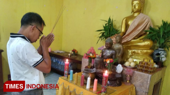 Umat Budha di Dusun Sodong, Ponorogo berdoa di Vihara saat perayaan Waisak. (FOTO: Evita Mukharohmah/TIMESIndonesia)