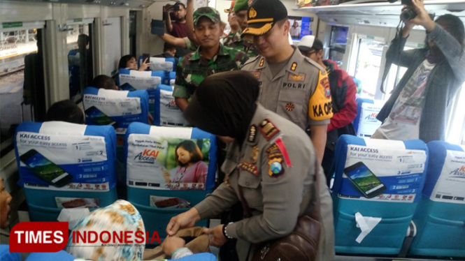 Kapores Jember AKBP Kusworo Wibowo dan Komandan Kodim 0824 Jember Letkol Inf Arif Munawar saat menggelar razia penumpang kereta api terkait people power, Minggu (19/5/2019). (FOTO: Dody Bayu Prasetyo/TIMES Indonesia)