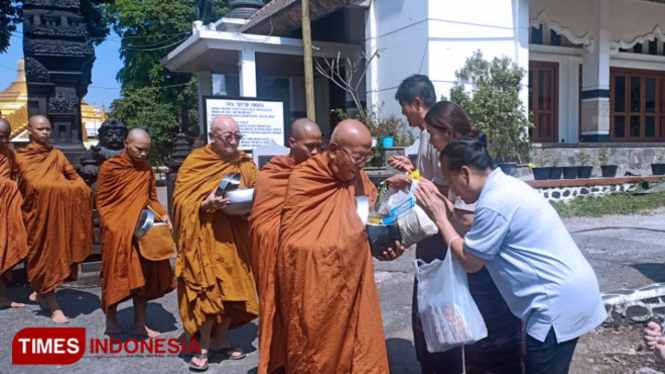 Pindapata tetap dilaksanakan di dalam Vihara, sebagai bentuk toleransi Kirab Budaya yang biasa dilakukan ditiadakan pelaksanaannya. (FOTO: Istimewa /TIMES Indonesia)