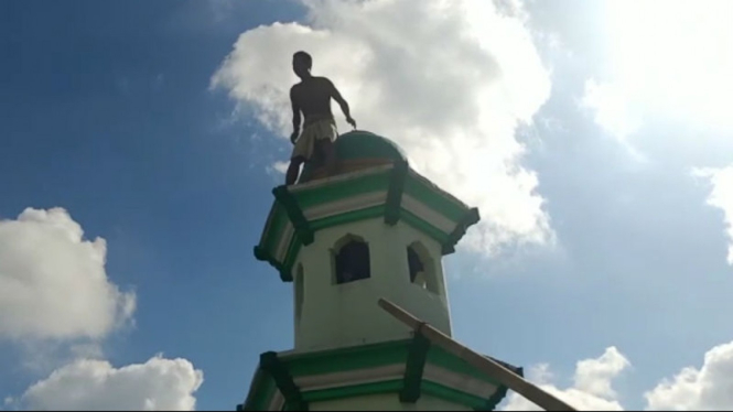 Pria nekat bunuh diri dari atap masjid