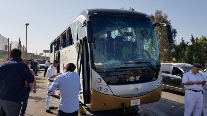 Ledakan menyebabkan kaca bus pariwisata hancur.-Reuters