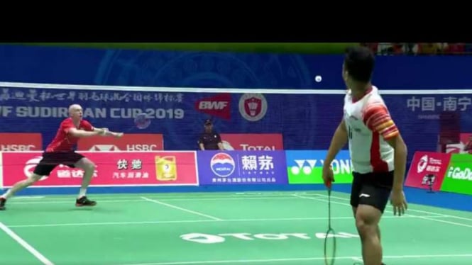 Anthony Ginting saat menepis bola hasil smes Toby di Sudirman Cup 2019.