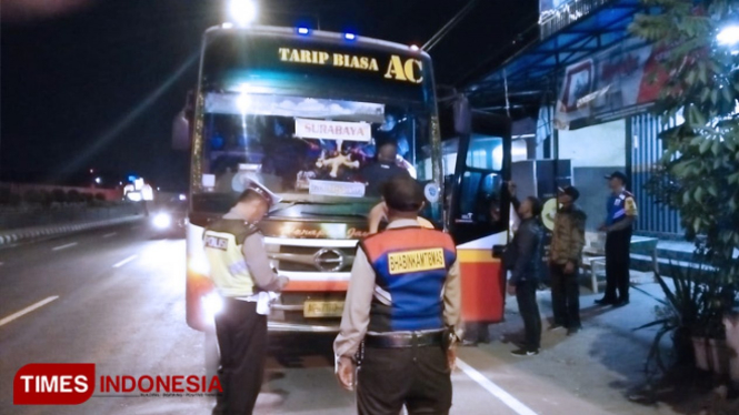 Polisi merazia bus angkutan umum (FOTO: Canda Adisurya/TIMES Indonesia)