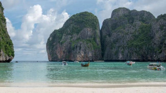 Teluk Ikonik dari Film The Beach Resmi Ditutup untuk Turis Hingga 2021