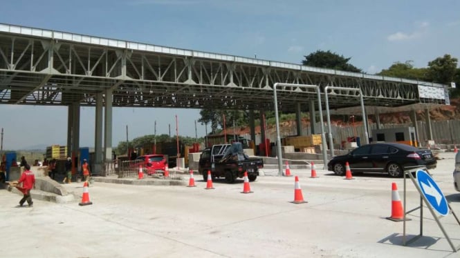 Finishing proyek gerbang tol Cikampek Utama.