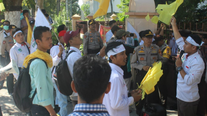 Mahasiswa demo di depan KPU bawa bendera kuning
