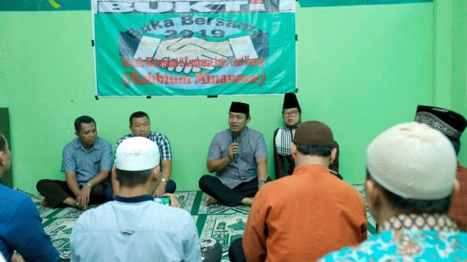 Wali Kota Semarang Hendrar Prihadi memberi sambutan saat buka puasa bersama di Rusunawa Karangroto Genuk.