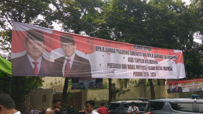 Spanduk Prabowo Presiden dan Sandiaga Uno Wakil Presiden dipasang di Jalan Kertanegara.