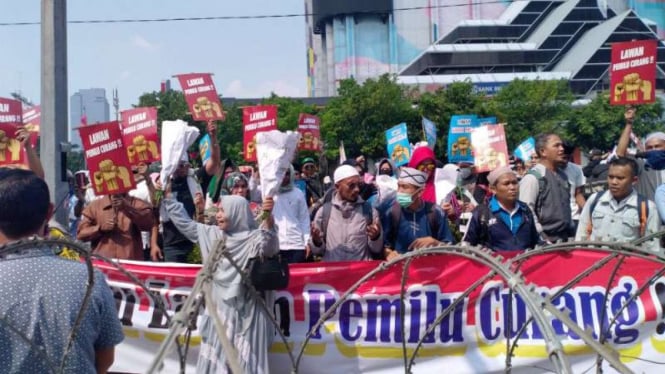 Massa menolak hasil pemilu unjuk rasa di depan kantor Bawaslu, Jakarta.