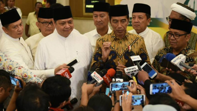 Ketum Golkar Airlangga Hartarto bersama Presiden Jokowi