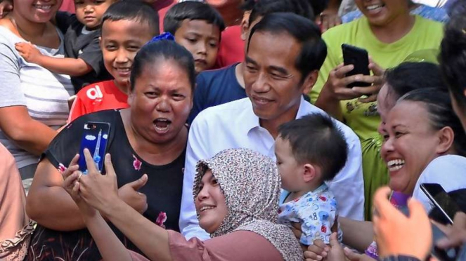 Presiden Joko Widodo bersama warga