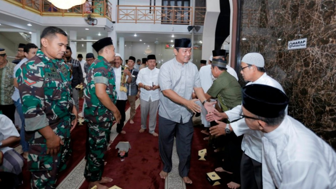 Hendi saat tarawih keliling di Masjid Al-Mu’tashim.