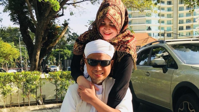 Ustaz Arifin Ilham dan Istri.