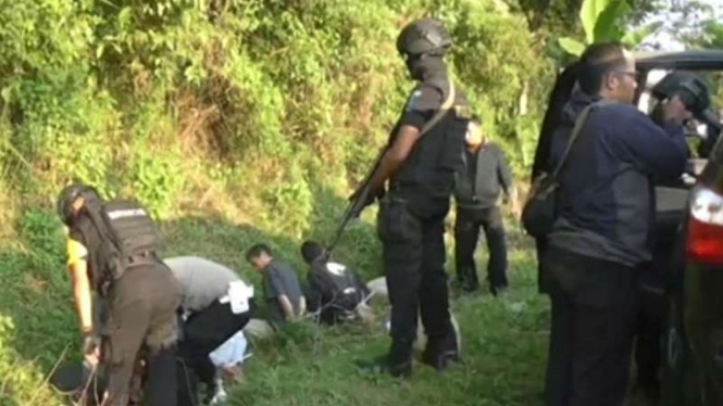 Lima terduga teroris ditangkap di Malangbong, Garut, Jawa Barat.