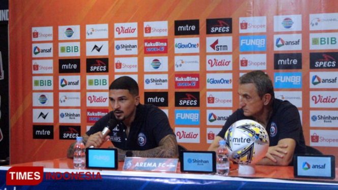 Pemain Arema FC Arthur Cunha dan pelatih Arema FC Milomir Seslija saat sesi konferensi pers di Stadion Segiri, Samarinda pada Selasa (21/5/2019)