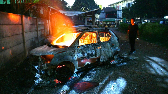 Sejumlah mobil terbakar akibat rusuh di Komplek Asrama Brimob, Petamburan 