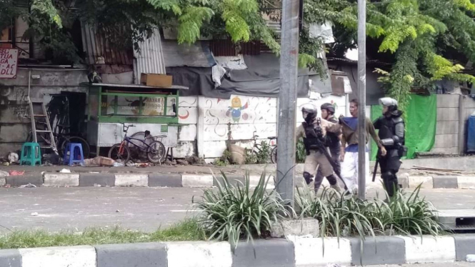 Polisi menangkap empat orang dalam peristiwa bentrokan dan kericuhan di kawasan Petamburan, Tanah Abang, Jakarta Pusat, Rabu, 22 Mei 2019.