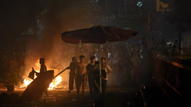 Bentrok polisi dan demonstran di Tanah Abang.