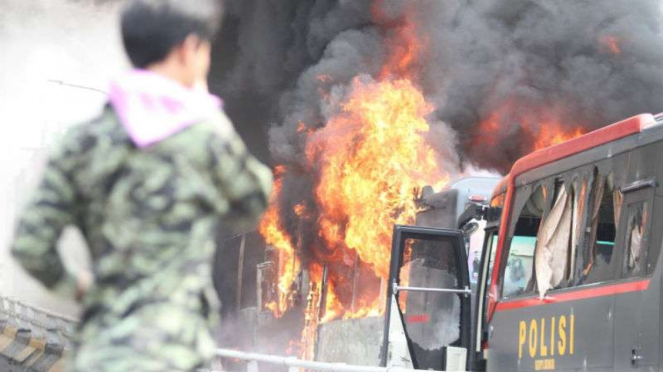 Massa membakar dua bus milik polisi di kawasan Slipi, Jakarta Barat.