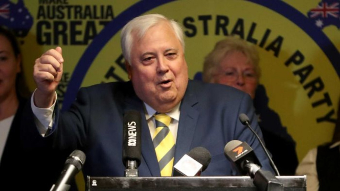 Pimpinan United Australia Party (UAP) Clive Palmer bicara di depan media di Adelaide, 2 Mei 2019.