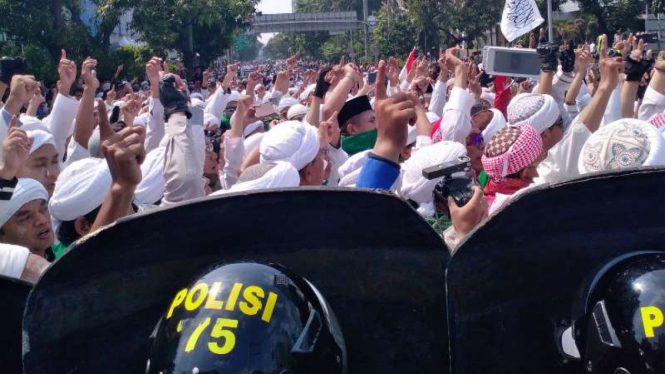 Massa aksi demonstrasi di depan Bawaslu, Rabu, 22 Mei 2019.