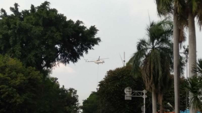 Helikopter Polisi itu terlihat menjatuhkan air ke arah massa untuk menetralisasi pengaruh gas air mata di kawasan Tanah Abang, Jakarta Pusat, Rabu siang, 22 Mei 2019.
