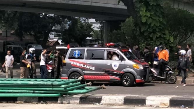 Ambulans Mondar-mandir Bawa Korban di Kawasan Jatibaru.