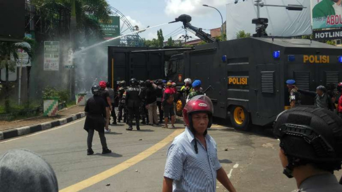 Sekelompok orang dilaporkan melempari dengan batu dan membakar sebuah pos Polisi Lalu Lintas di Jalan Imam Bonjol, Kota Pontianak, Kalimantan Barat, pada Rabu pagi, 22 Mei 2019.