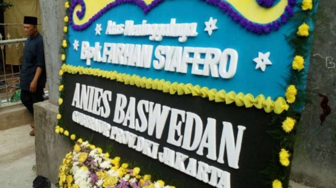 Gubernur DKI Jakarta Anies Baswedan mengirimkan karangan bunga ke Farhan.