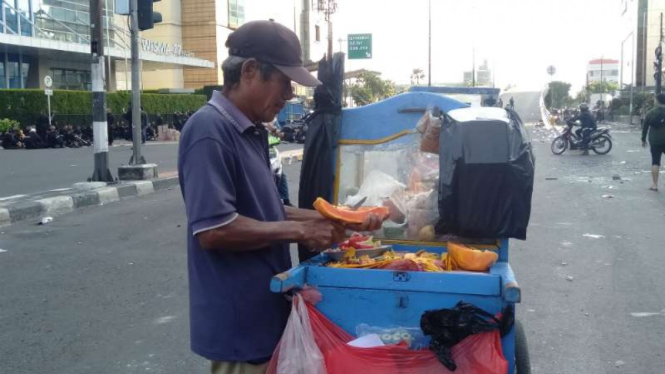 Sukardi, pedagang buah, di kawasan tempat bentrokan antara aparat Kepolisian dengan sekelompok massa tak dikenal di kawasan Slipi, Jakarta Barat, Rabu, 22 Mei 2019.