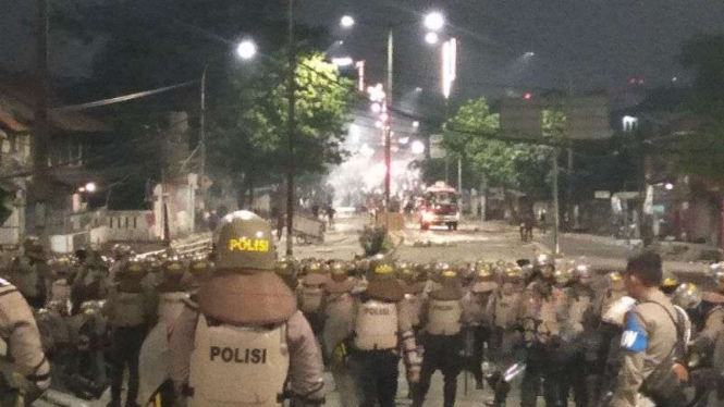 Mobil Damkar diduga dibajak massa di Kemanggisan, Jakarta Barat.