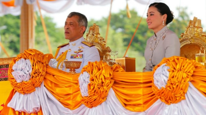 Raja Thailand Maha Vajiralongkorn dan istrinya