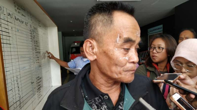 Saroh (65), mencari anaknya yang hilang di tengah kerusuhan di Jakarta.