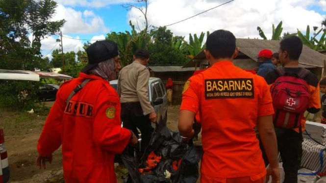 SAR Mataram mengevakuasi mayat yang ditemukan di kaki Gunung Rinjani.