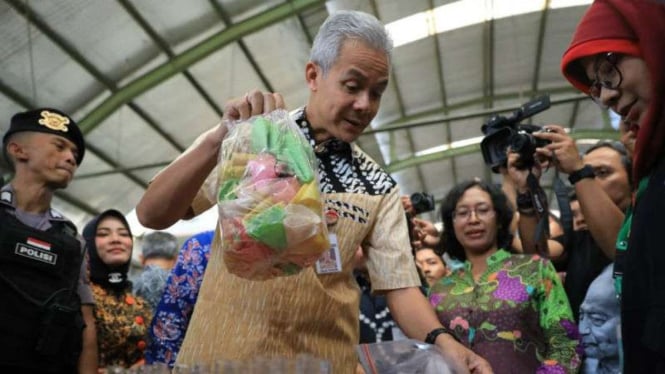 Gubernur Jawa Tengah Ganjar Pranowo sidak makanan di pasar.