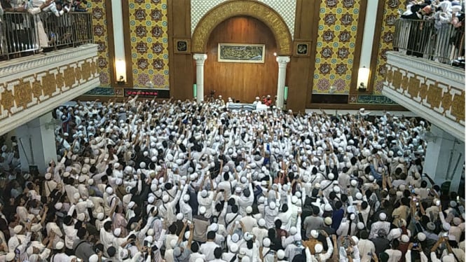 Jenazah Ustaz Arifin Ilham disambut jemaah Masjid Az-Zikra Sentul.