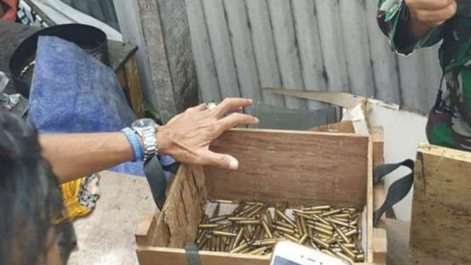 Peluru tajam ditemukan massa di mobil polisi di kawasan Slipi, Jakarta Barat.