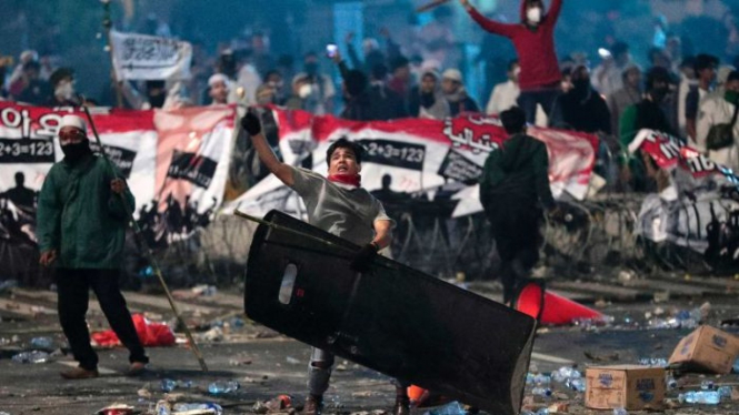 Bentrok antara pengunjuk rasa dan petugas keamanan di Jakarta berlangsung selama dua malam, dan beberapa orang dilaporkan meninggal.