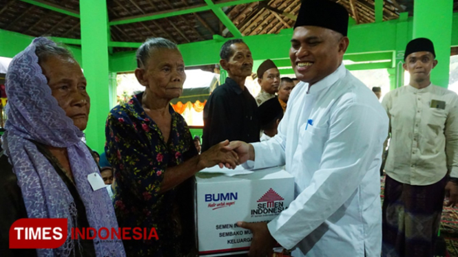 Executive Vice President (EVP) of Plant Operational Semen Indonesia, Mukhamad Saifudin, saat memberikan paket sembako dalam acara Safari Ramadhan di Kantor Desa Wolutengah, Kecamatan Kerek, Kabupaten Tuban, Senin (20/05/2019) (Foto: Safuwan TIMESIndonesia