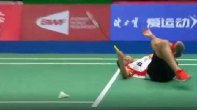 Gregoria Mariska Tunjung terjengkang di lantai Sudirman Cup 2019.