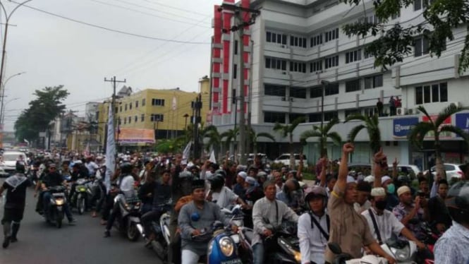 Ribuan orang yang tergabung dalam Gerakan Nasional Kedaulatan Rakyat berunjuk rasa turun ke jalan di depan kantor DPRD Sumatera Utara, Kota Medan, Jumat sore, 24 Mei 2019.