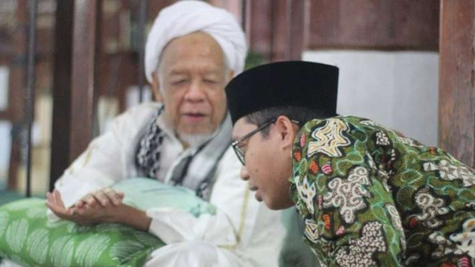 Achmad Baidowi (kanan) bersama KH Muhammad Syamsul Arifin.