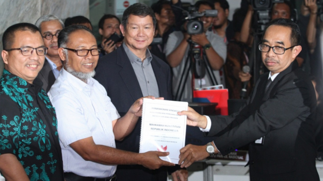 Tim kuasa hukum Prabowo-Sandi mendaftarkan gugatan Pilpres 2019 ke MK.