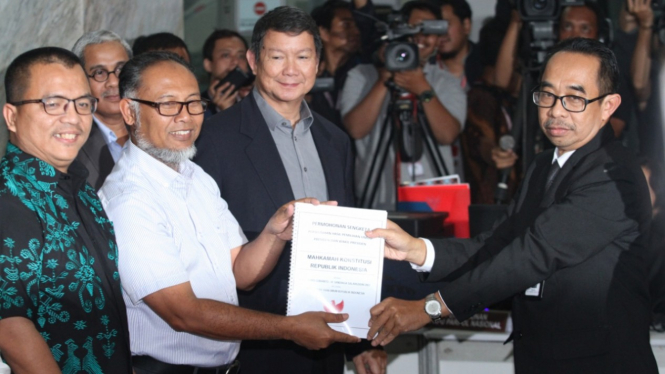 Tim kuasa hukum Prabowo-Sandi mendaftarkan gugatan Pilpres 2019 ke MK.